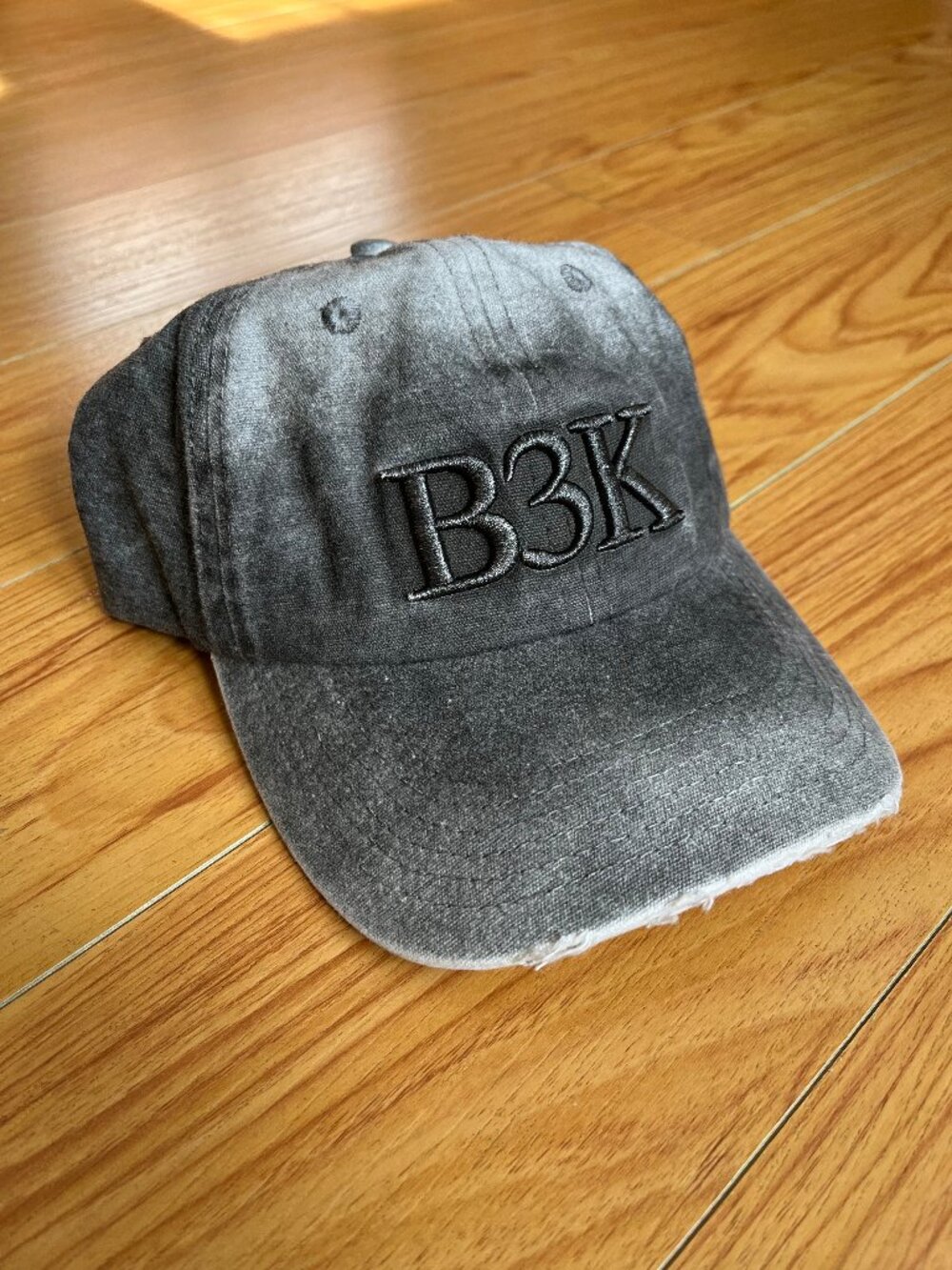 Brutalismus 3000 B3K Praying Hat